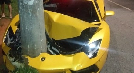 Motorista bate Lamborghini em poste e foge sem o carro em BH